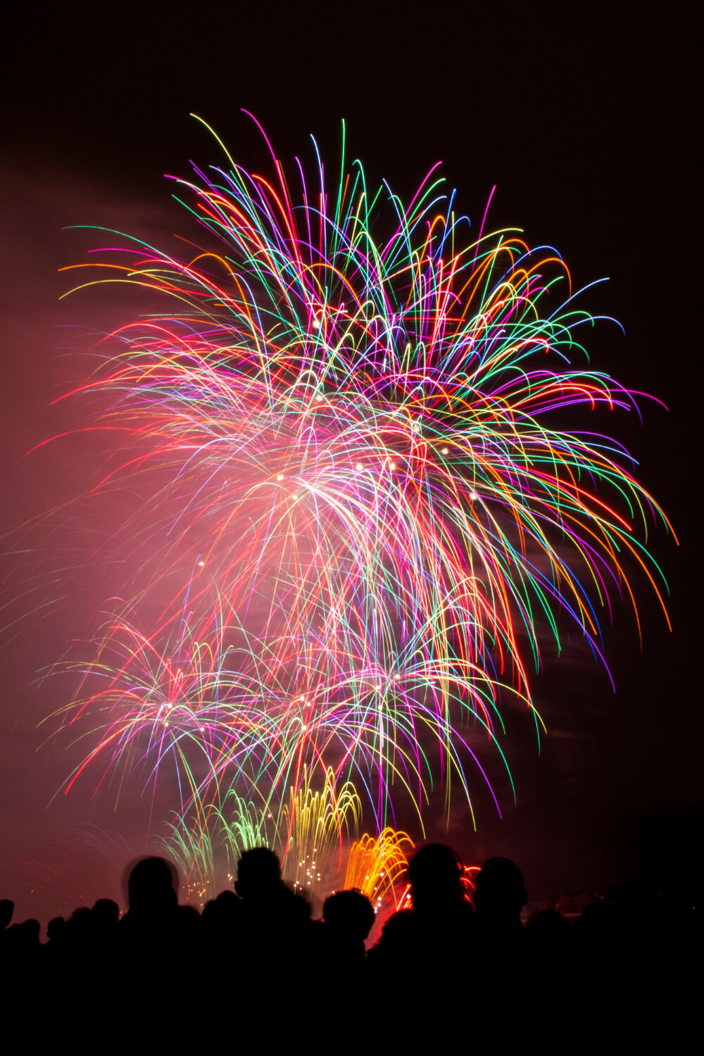 Une prise de vue verticale de beaux feux d'artifice colorés sous le ciel nocturne sombre par wirestock sur Freepik -https://fr.freepik.com/photos-gratuite/prise-vue-verticale-beaux-feux-artifice-colores-sous-ciel-nocturne-sombre_13554617.htm